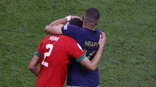 Kylian Mbappé consoló a Achraf Hakimi tras la victoria francesa sobre Marruecos en el Mundial