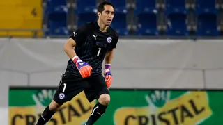 Arias no es el primero: Grandes errores de porteros defendiendo a la selección chilena