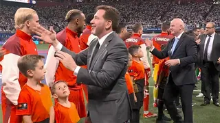 ¿Copa arreglada? Hinchas se molestaron por saludo del presidente de la FIFA a Messi previo al partido de Argentina vs Canadá