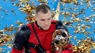 Jugador de Zenit de San Petersburgo recibió su medalla de campeón vestido como Deadpool