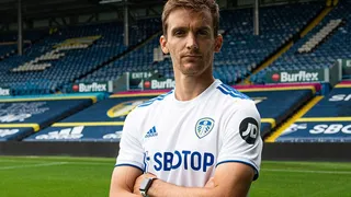 Leeds United oficializó el fichaje del defensor Diego Llorente