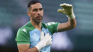 Claudio Bravo: Quedaré feliz si termino mi carrera en Real Betis