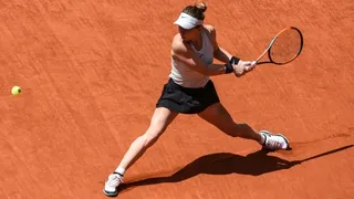Simona Halep inició la defensa del título en Madrid con sólido triunfo sobre Makarova