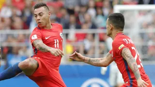 La asquerosa broma de Eduardo Vargas a Charles Aránguiz: “Me lo pasé por la r…”