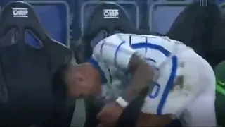 Lautaro Martínez golpeó el banco de suplentes tras ser sustituido ante Genoa