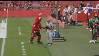 El divertido “ataque” de la mascota de Mallorca a Sampaoli en el triunfo de Sevilla