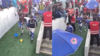 Cargaron contra Isla y otros: La caótica salida de la cancha de los jugadores en el clásico
