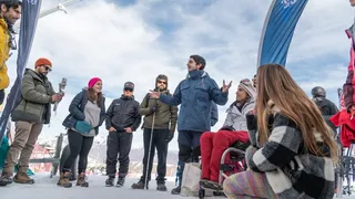 Personas en situación de discapacidad accedieron a una clase de esquí adaptado en La Parva