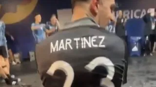 ¡A puro ritmo! “Papu” Gómez y “Dibu” Martínez comandaron los festejos en el camarín de Argentina