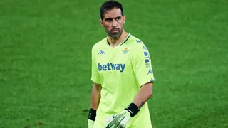 Claudio Bravo puede cambiar de club en España ante problemas de inscripción en Betis