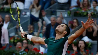 Alcaraz se impuso en un frenético e inolvidable partido a Djokovic para instalarse en la final de Madrid