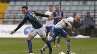 Universidad Católica sobrevivió a un diluvio y venció Huachipato