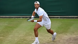 Taylor Fritz vs Lorenzo Musetti: Una batalla dura en Wimbledon, hasta que a uno de ellos se le acabó la energía