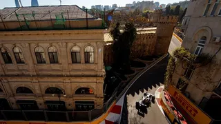 Los Mercedes de Bottas y Hamilton dominaron la qualy en el circuito urbano de Baku