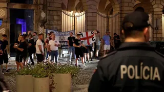 Los brutales enfrentamientos a golpes entre hinchas de Manchester City y Chelsea