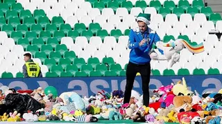 Hinchas de Betis desataron una lluvia de peluches para que sean donados en Navidad
