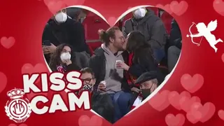 Hincha en España se vuelve viral tras ser enfocado en beso doble por la famosa kiss cam