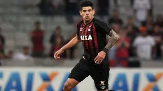 Esteban Pavez salió lesionado en derrota de Atlético Paranaense ante Fluminense