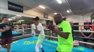 Floyd Mayweather enseñó boxeo al cantante Ozuna: Gracias por creer en mi talento