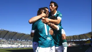 Santiago Wanderers aplastó a Everton en un accidentado clásico porteño