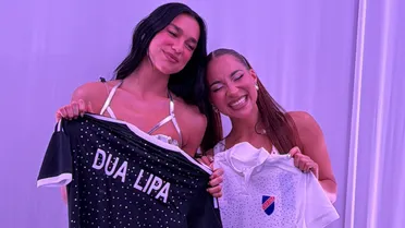 VIDEO: La sorprendente reacción de Dua Lipa al recibir camiseta de Colo Colo