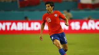 Matías Fernández arribó a Chile en medio de negociaciones sobre su regreso a Colo Colo