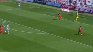 En la liga ucraniana se produjo uno de los bloopers del año en el fútbol internacional
