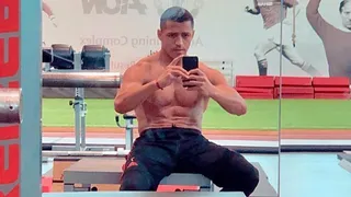 Alexis lució su trabajado físico al ritmo de un éxito de Romeo Santos