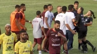 DT brasileño fue despedido por su club tras dar un cabezazo a una jueza de línea