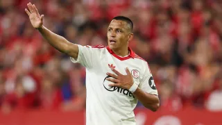 Alexis otra vez fue clave: Sevilla gana en la agonía y se aleja del descenso