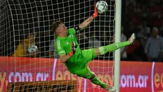 Arquero de River tras adelantarse en penal: Cuando no hay VAR puedes robar un poquito