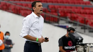 Gustavo Poyet: Me sorprendió que acá en Chile reclaman por todas las jugadas