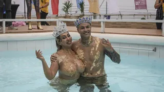 Nicolás Solabarrieta protagonizó piscinazo como “Rey de Viña” junto a Naya Fácil