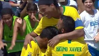 Ronaldinho desparramó magia jugando fútbol playa