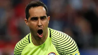 Las mejores atajadas que enviaron a Claudio Bravo en su desafío por redes sociales