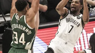 Giannis Antetokounmpo le ganó el duelo a Kevin Durant en el triunfo de los Bucks sobre los Nets