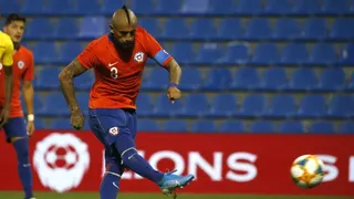 Arturo Vidal aumentó la ventaja de Chile ante Guinea con perfecto disparo de penal