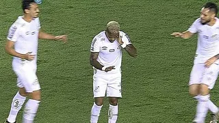 Jugador de Santos celebró un gol con genial imitación del VAR
