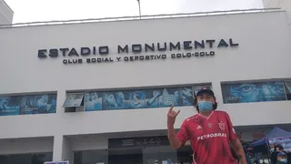 Hincha sorprendió al votar con camiseta de la U en el Estadio Monumental