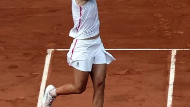 La celebración de Iga Swiatek tras retener el trofeo “Suzanne Lenglen” de Roland Garros