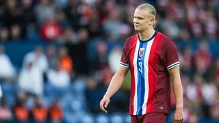Noruega contó con un gol de Haaland y un grueso error de su arquero en caída contra Dinamarca