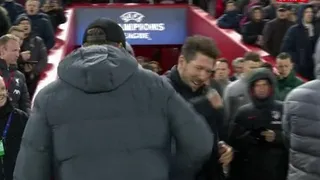 En modo coronavirus: El especial saludo entre Klopp y Simeone en Anfield