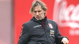 Gareca esquivó a la prensa en su llegada a Santiago