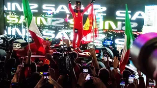 La celebración de Carlos Sainz tras ganar su primera carrera del año en la Fórmula 1