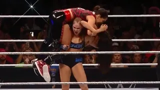Ronda Rousey derrotó a Nikki Bella y retuvo el título de mujeres en el evento estelar de WWE Evolution