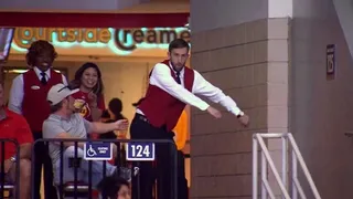 Acomodador de asientos de la NBA se volvió viral al ser desafiado a bailar