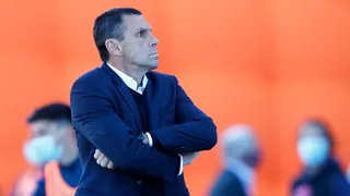 Hinchas asemejaron el momento de Poyet en la UC con el que vivió en Betis, reflotando antiguo artículo