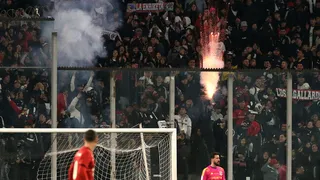Colo Colo lamenta la muerte de uno de sus hinchas y el ataque con fuegos artificiales a la barra de Universitario