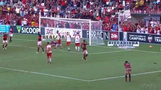 Duelo del fútbol brasileño terminó en batalla campal y con bombas lacrimógenas