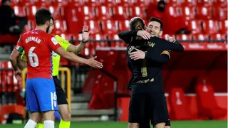 FC Barcelona se mantuvo cerca del liderato en la liga española tras golear a Granada